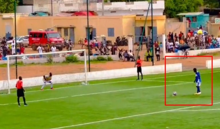 لاعب فى الدورى السنغالى أذهل الجميع وقام بتسديد أغرب وأعجب ركلة جزاء فى تاريخ كرة القدم.