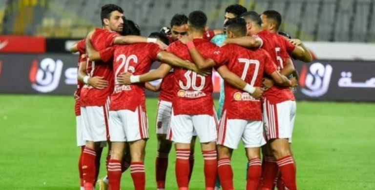 الأهلى يحتوى غضب نجم الفريق ويعقد معه جلسة لتمديد عقده ولكن اللاعب لن يستمر مع الأهلى طويلا