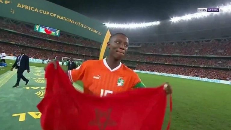 A strange shot: The captain of Côte d’Ivoire raises the Moroccan flag and makes a historic tour around the entire stadium to celebrate Ivory Coast’s victory in the African Cup of Nations