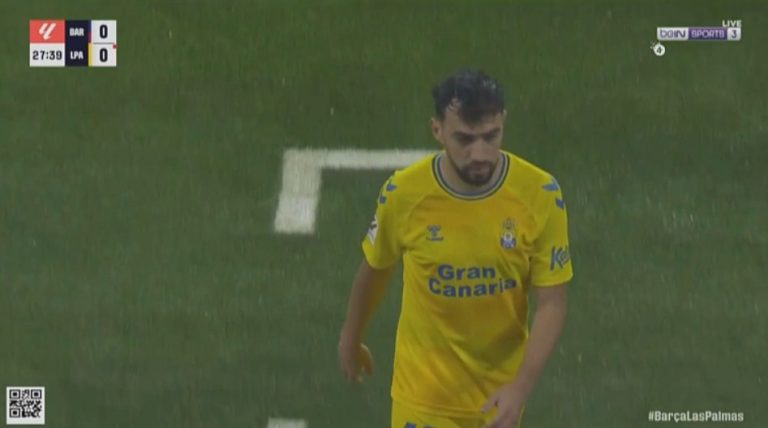 A legendary historical shot of him speaking with Moroccan Mounir El Haddadi in the Barcelona-Las Palmas match today.