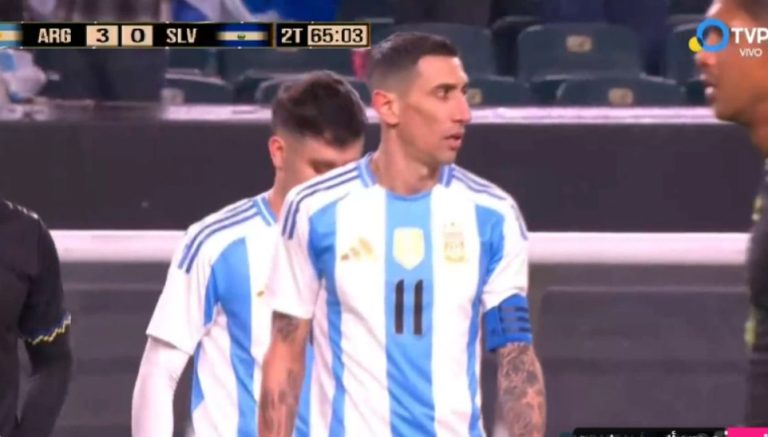 The free kick that Di Maria took against El Salvador, the commentator’s reaction, and the shock that Di Maria suffered at the end