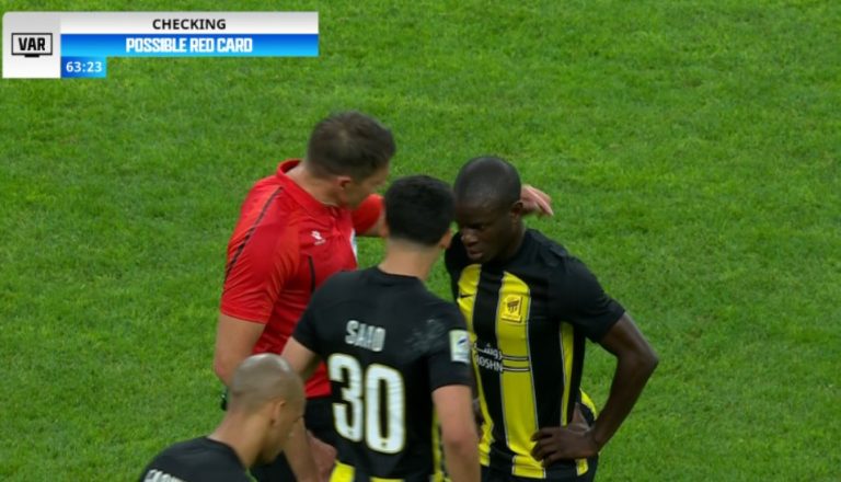 It happens for the first time in history. The referee apologizes to N’Golo Kante for this painful decision and Kante almost cried