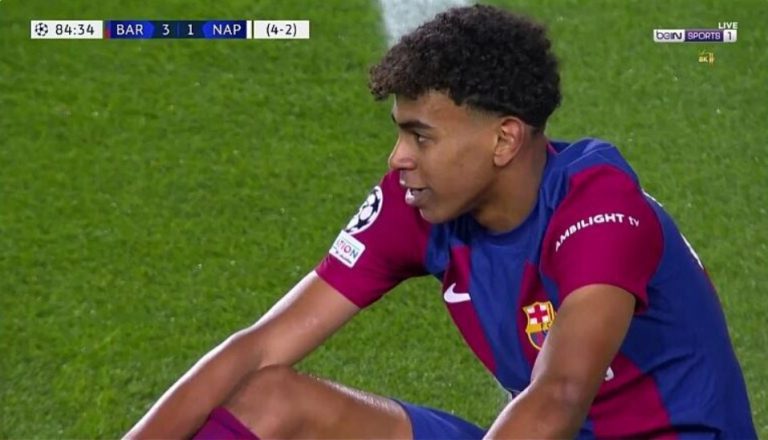 Lamin Jamal invents a strange skill while falling to the ground that makes the commentator lose his mind right on the air.