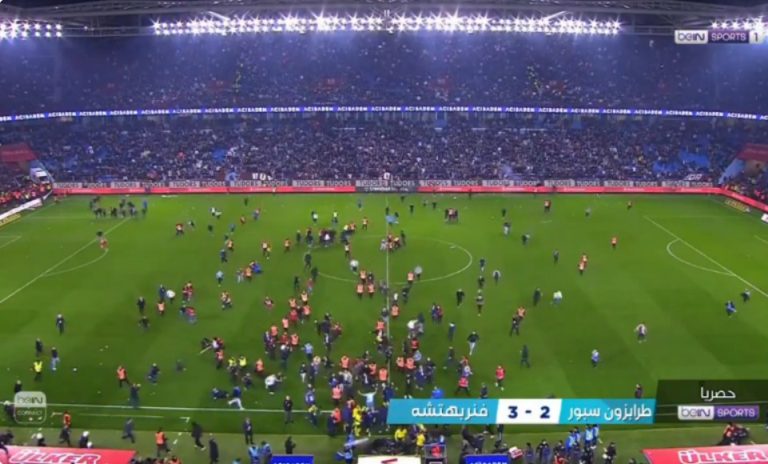 Strange moments occurred between Trabzon fans and Fenerbahce players in the Turkish League