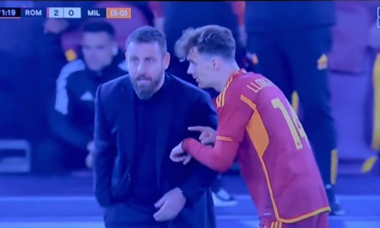 A strange shot: Roma player Llorente asks coach De Rossi about the time remaining until the end of the match, but look at the wonder that happened