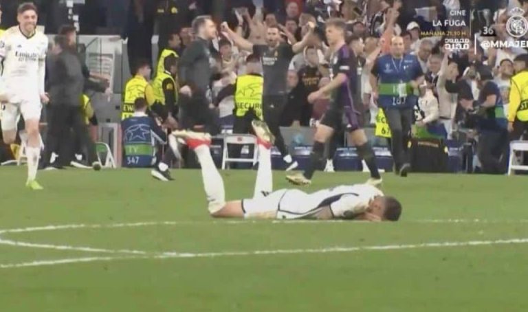 A touching scene: Joselu b.reaks down in tears after the final whistle of the Bayern Munich match
