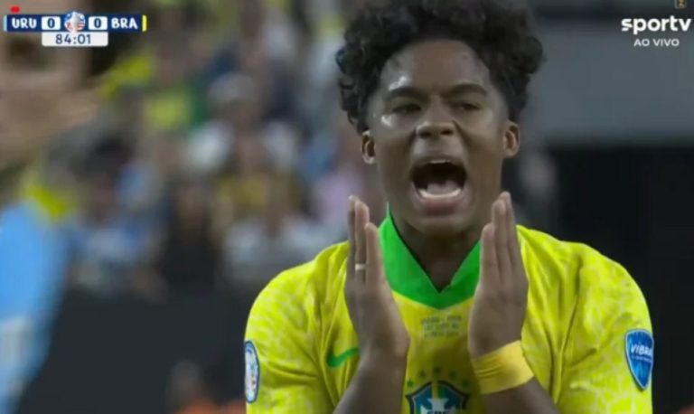 A strange shot: Andrik causes a rare strange situation between teammates Rafinha and Araujo in the match between Brazil and Uruguay in the Copa America