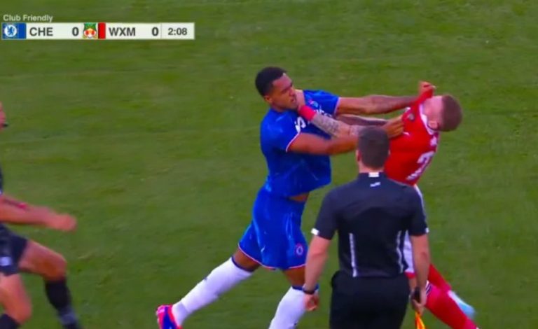 A strange argument and confusion occurred in the first two minutes of the friendly match between Chelsea and Wrexham