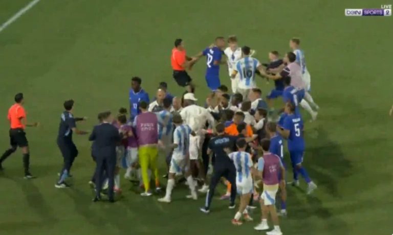 The shoc.king shot that caused a huge up.roar at the Paris Olympics because of what the French and Argentinian players did in this crazy clip