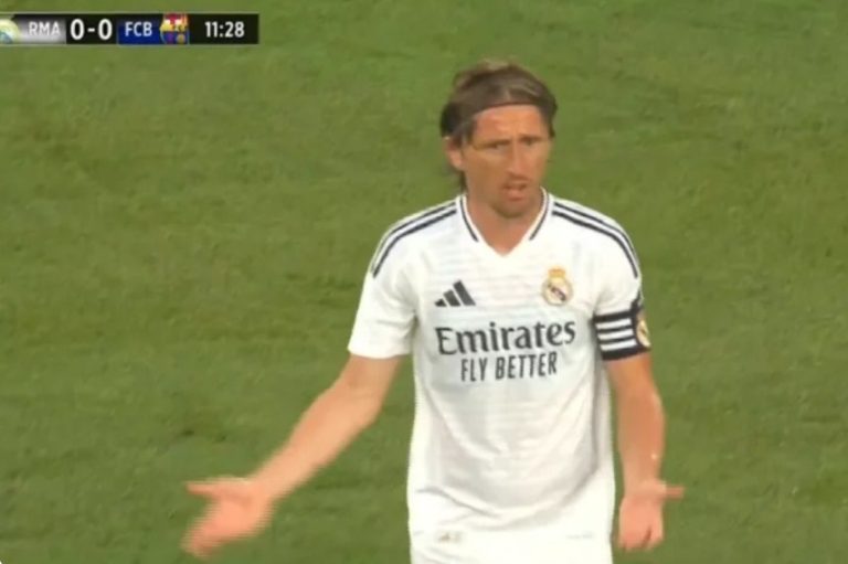 The moment the Clásico between Real Madrid and Barcelona is stopped and the players and fans leave the stadium immediately