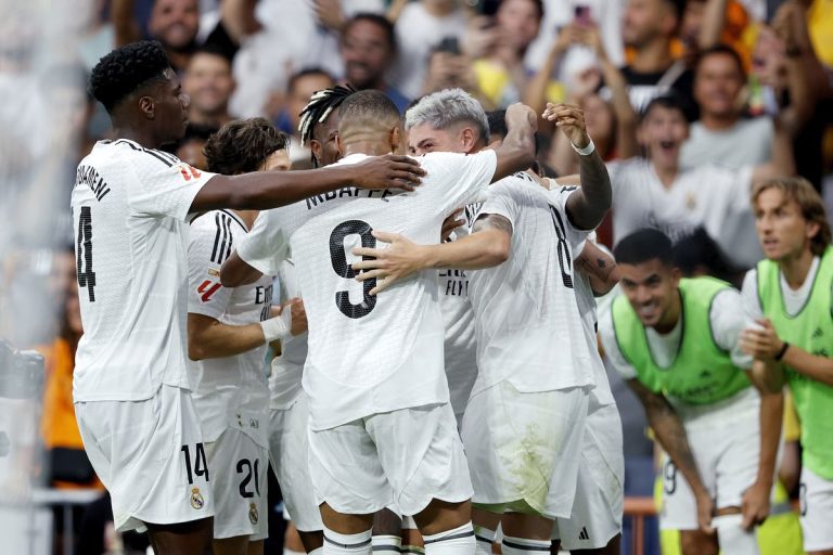 Carlo Ancelotti asks him to stay, but the player insists on leaving in the final hours of the transfer window