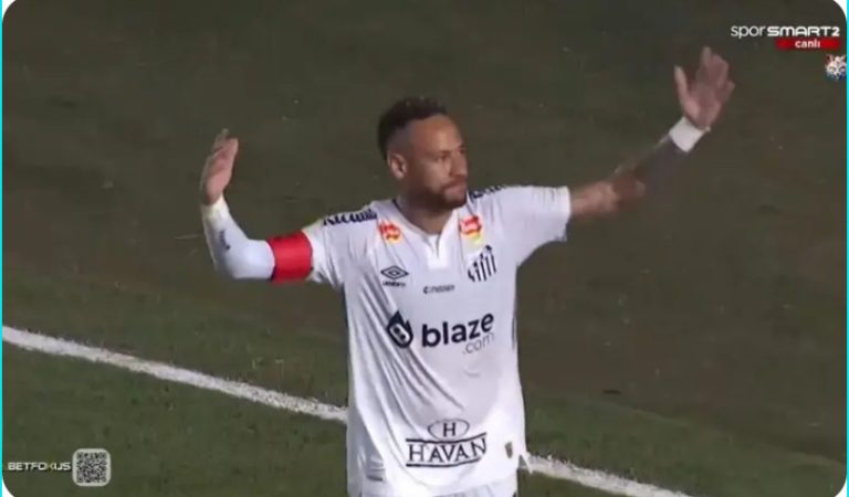 Neymar scripts an incredible scenario and scores his first goal for his team, Santos, in this spectacular way that electrified the entire stadium in an awe-inspiring scene for Neymar
