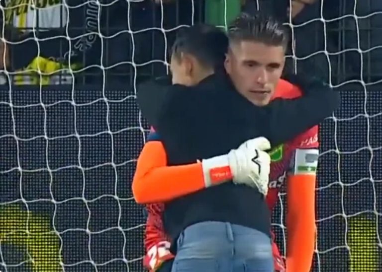 A historic moment between a young fan and a goalkeeper who caused his team to lose in the last second in the Argentine League