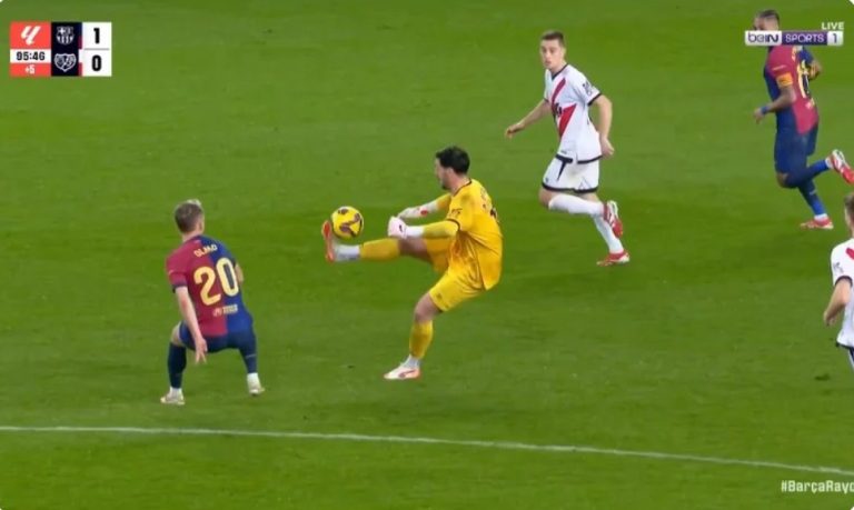 The Rayo Vallecano goalkeeper makes history as the first goalkeeper to leave his goal in the last second of the match and perform a crazy show in the middle of the field in front of Barcelona players