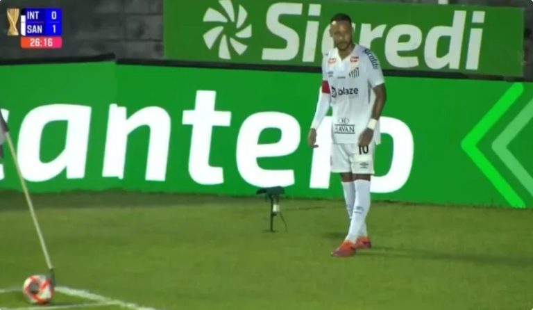 The first-ever corner kick in history to be recorded under Neymar’s name, due to the legendary way he invented and used it to score a historic goal with his team Santos today