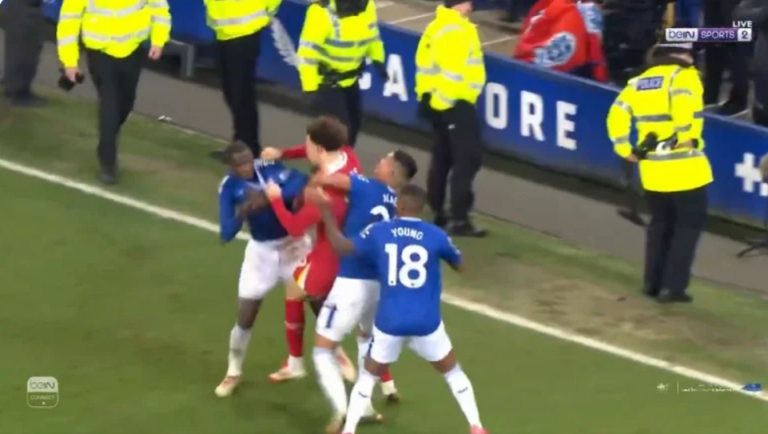 Watch the moment of the cl,ash and ma,dness between Liverpool and Everton players after the announcement of the derby ending in a draw, in a dramatic scenario that’s hard to comprehend