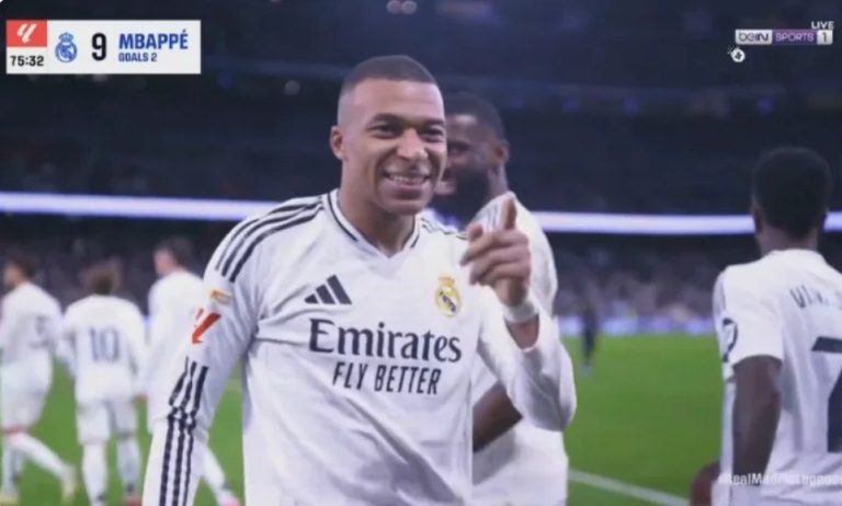 The crazy, decisive free kick taken by Mbappe made Ancelotti, the technical staff, and all the fans jump out of their seats and celebrate hysterically, shaking the stadium.