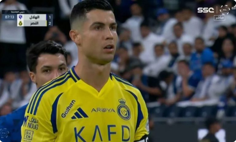 A great moment: Sadio Mane surprises everyone with an astonishing scene while Cristiano Ronaldo takes a difficult penalty kick against the Moroccan goalkeeper Yassine Bounou.
