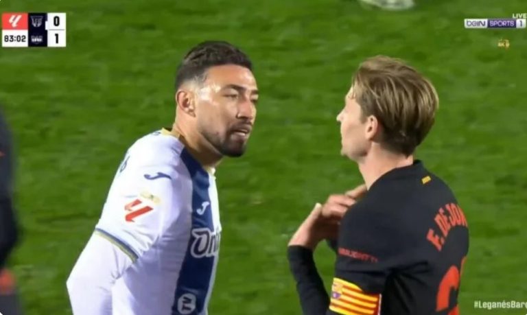 A bizarre and crazy scene occurs between Munir El Haddadi and Barcelona defender Martínez in the final seconds of the match.