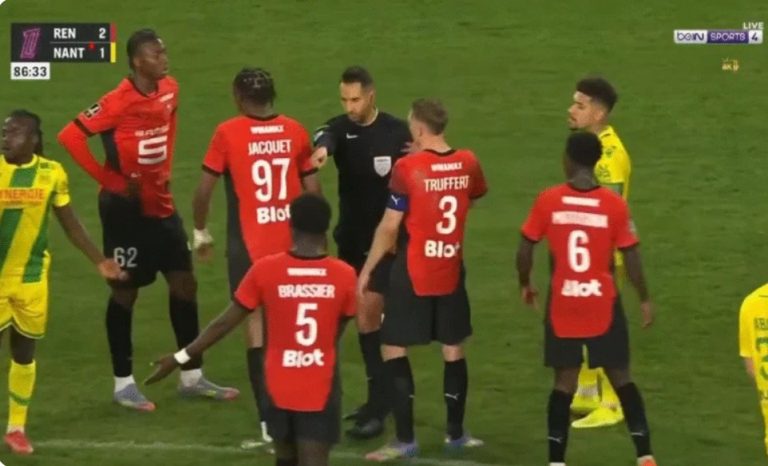 For the first time in history, half the team celebrates scoring a goal, while the other half continues playing and scores another one in a bizarre moment you’ll only witness once in a lifetime!