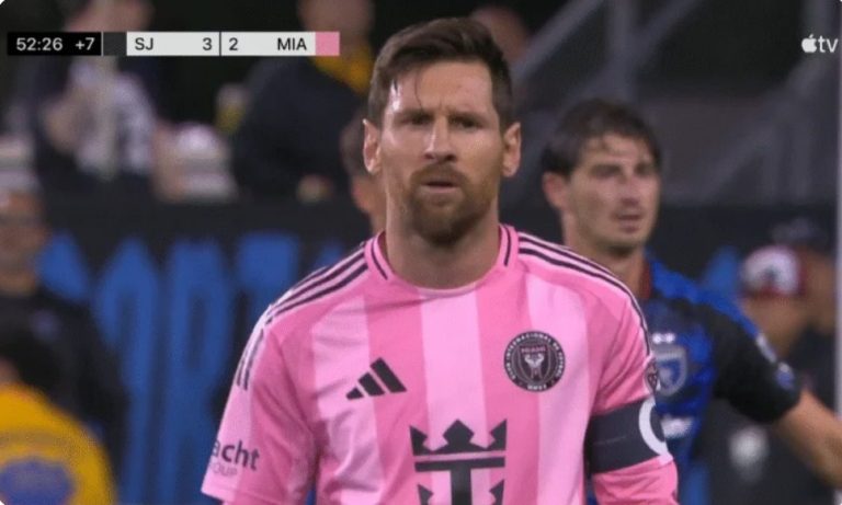 The terr,ifying free kick executed by Messi in the American league today made the opposing goalkeeper end up inside the net in an embarrassing way, shaking the entire stadium.