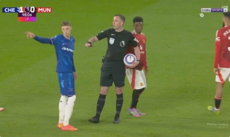 A Chelsea fan feared his heart might stop after a shocking goal that would have denied Chelsea a place in the Champions League, so watch how he ruined Manchester United’s final attack.