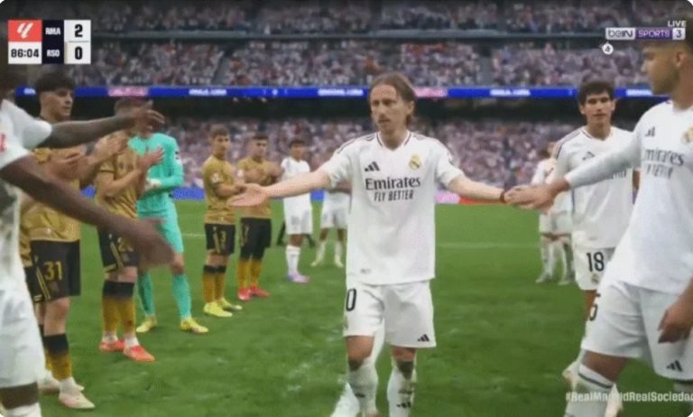 Watch the historic moment of Modrić’s substitution and farewell, and what the Real Madrid and Real Sociedad players did, along with the tears and emotional breakdown of the fans in the stands.