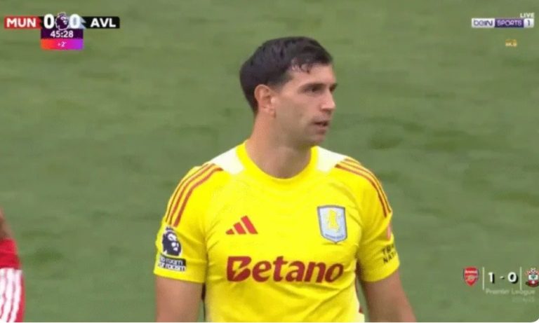 The shocking scene of Emiliano Martínez’s red card that turned him into a global laughingstock during Aston Villa’s farewell match against Manchester United today.