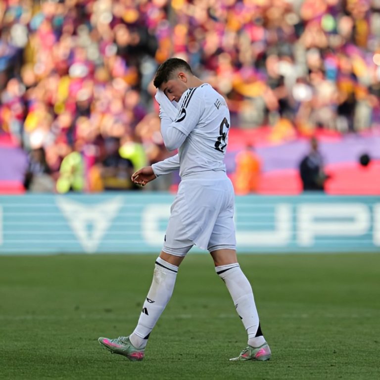 Marca newspaper drops a major bom,bshell, revealing a fi,ery confrontation in the Real Madrid locker room between team star Fede Valverde and the worst player in the Clasico match!