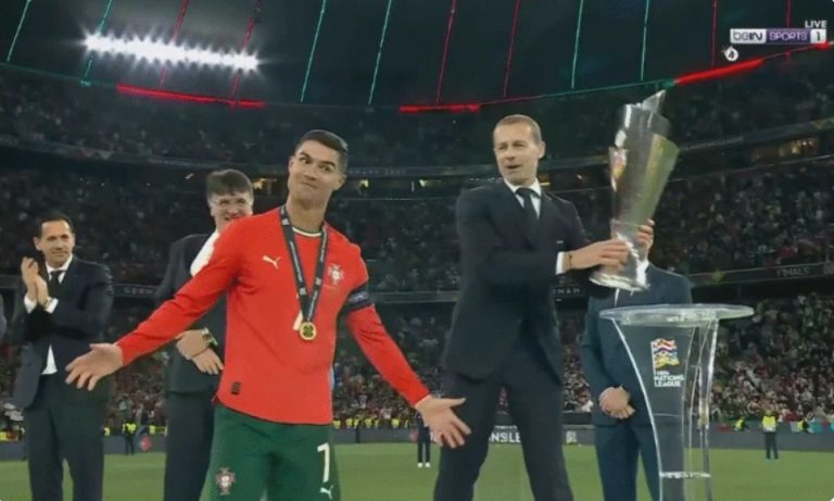 The moment that proved to the entire world that Ronaldo is an exceptional player, different from every other footballer on the planet, because of what happened the moment he received the championship trophy.