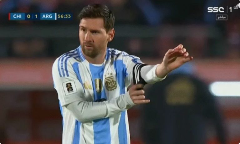 Watch Messi’s historic reception after an 8-month absence and what the fans did at the opponent’s stadium when he entered the field during today’s World Cup qualifiers.