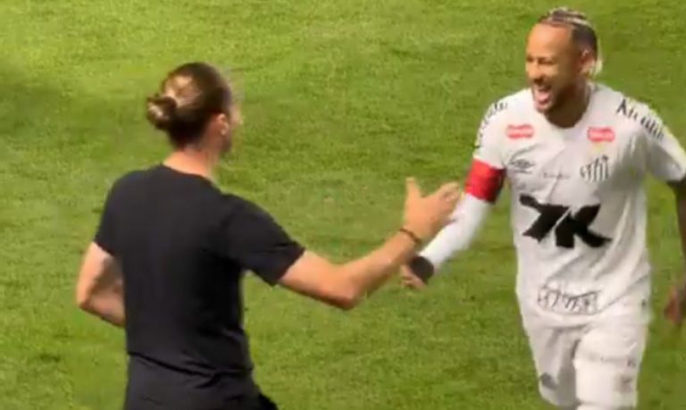 The moment that has become the talk of the hour in Brazil due to what happened between Santos player Neymar and Flamengo coach Filipe Luís.