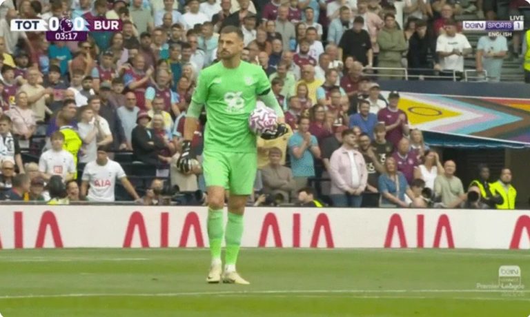 Video: Burnley goalkeeper causes an unprecedented refereeing incident in Premier League history against Tottenham today.