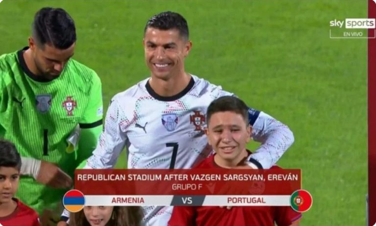 Crazy moment: A child saw and stood next to Cristiano Ronaldo on the pitch for the first time in his life, and just look at what he did.