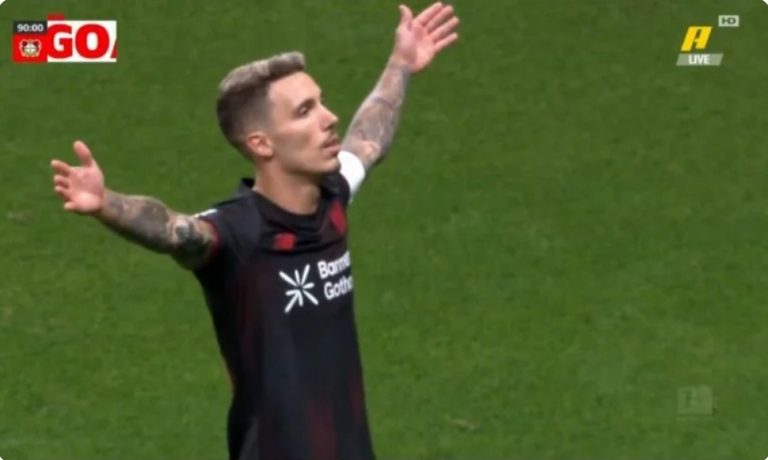 Watch the historic free kick scored by former Barcelona player Álex Grimaldo after a legendary, unbelievable execution.