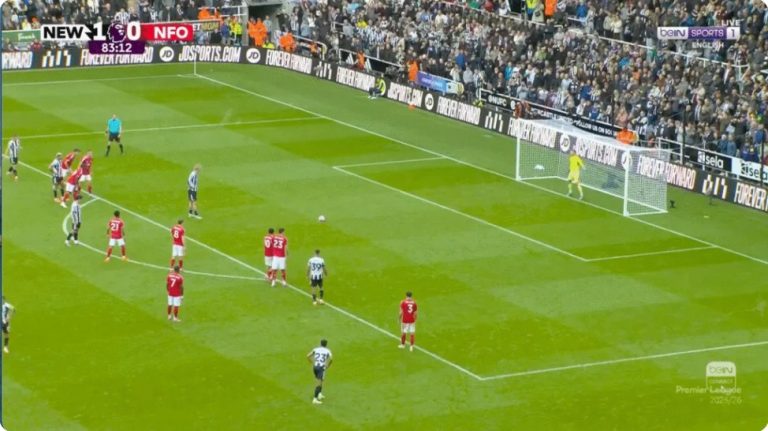 Watch the incredible penalty kick that puzzled scientists and experts with its innovative execution during the Newcastle vs. Nottingham Forest match.