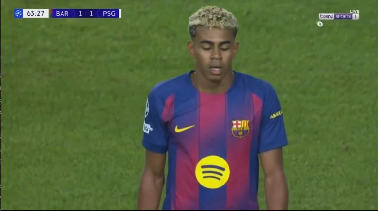 Watch the incredible skill created by Lamine Yamal against Paris players and the reaction and excitement of Barcelona fans.
