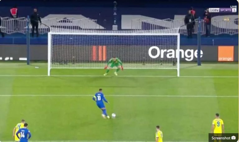 Watch the incredible penalty scored by Mbappé with a Panenka in the France vs. Ukraine match during the World Cup qualifiers.