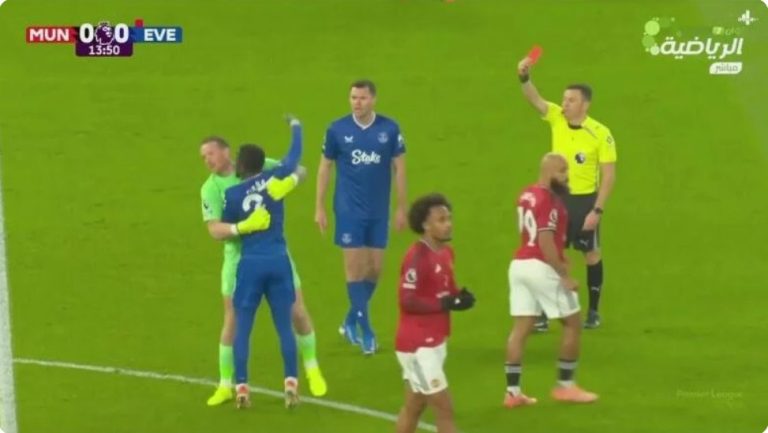 Watch the moment when Senegalese Idrissa Gueye was sent off after h,itting and sla,pping his teammate Michael Keane in today’s Premier League match between Manchester United and Everton!