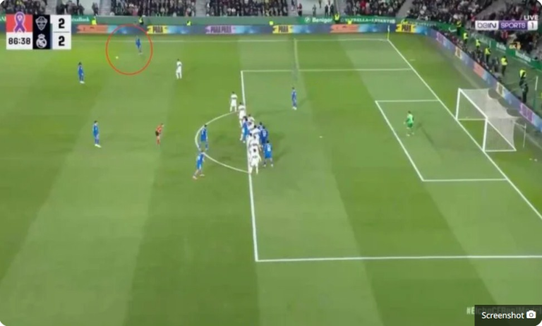 The free kick that saved Real Madrid from defeat against Elche in the d,ying moments has sparked a controversial refereeing situation, which will lead Barcelona to file an official complaint after being denied the top spot in La Liga due to this draw.