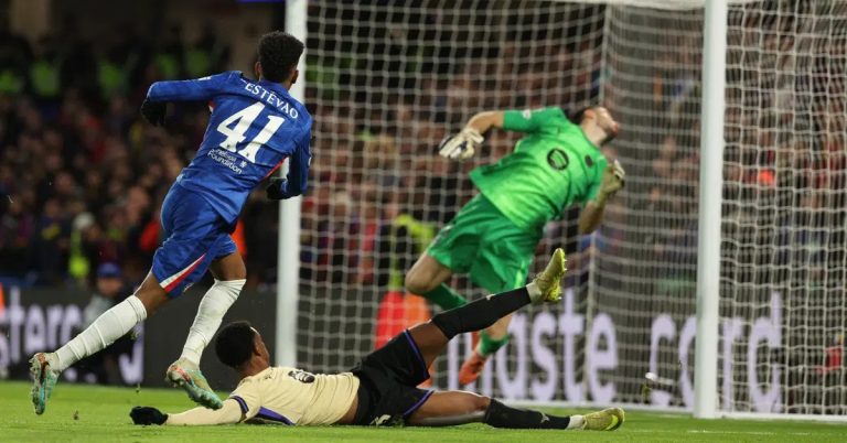 Chelsea defeats Barcelona with a tough 3-0 win and intense anger from Hansi Flick towards the team’s disastrous duo!