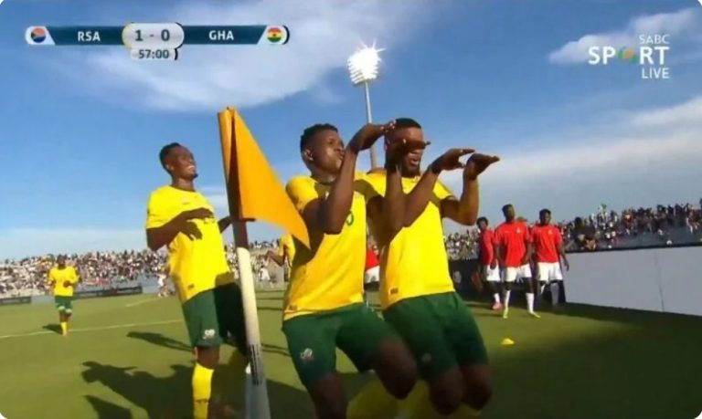 Watch South Africa’s incredible and world-class winning goal against Ghana just before the Africa Cup of Nations kicked off, and see the reaction of the South African commentator, who was completely stunned and couldn’t comprehend the genius displayed by the Orlando Pirates player in scoring this goal!