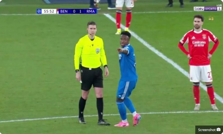 The r,acist incident by Benfica fans targeting Vinícius Júnior caused the Real Madrid match to be stopped in a shocking moment, leaving the Brazilian player walking off the pitch, on the verge of breaking down in tears.