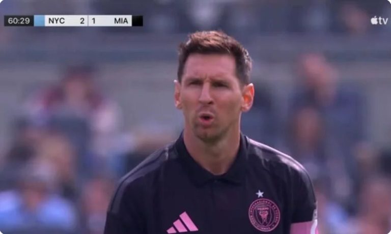 The opposing goalkeeper mocked Messi and placed only two players in the defensive wall during a long-range free kick, so watch what Messi did to him in the end.