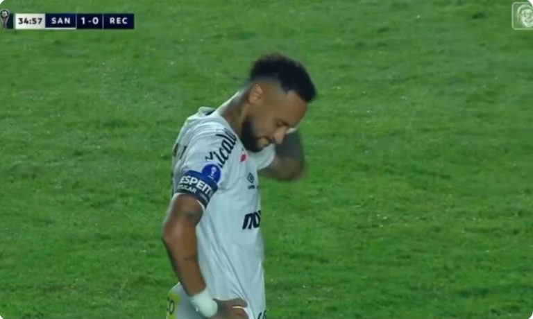 Watch Neymar’s incredible and bizarre chance after the opposing goalkeeper came out of his goal during Santos’ match in the Copa Sudamericana just moments ago.