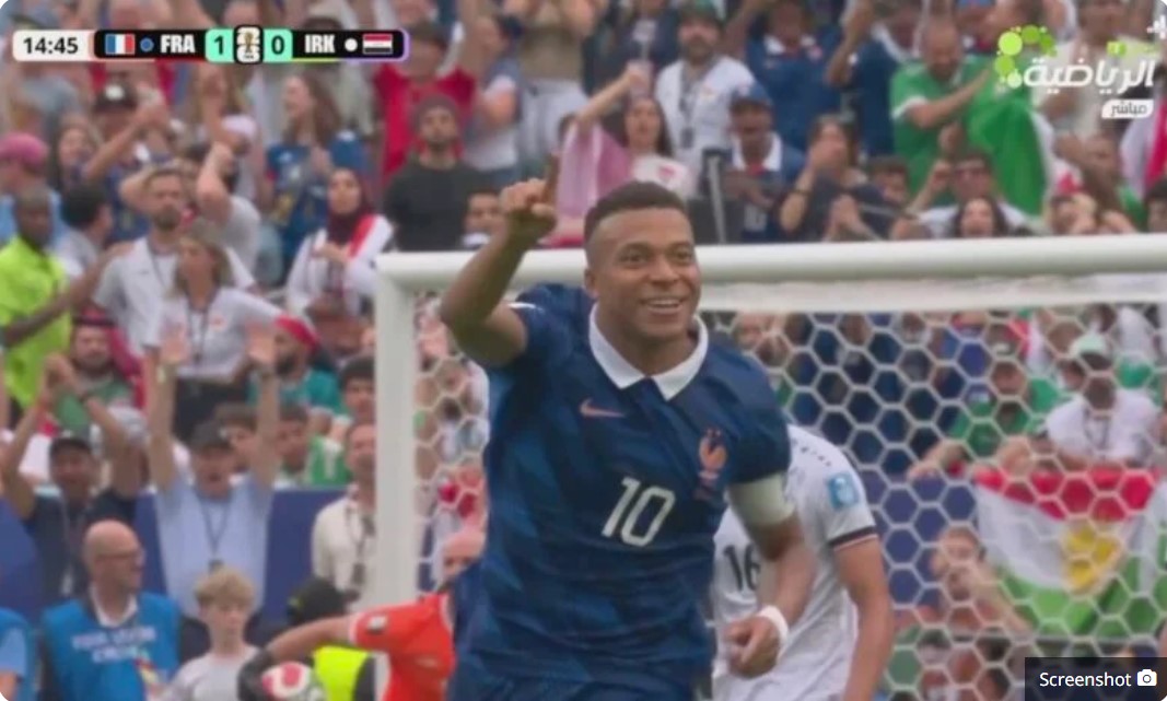 Mbappé issues a challenge and responds to Messi in spectacular fashion, scoring an incredible goal against Iraq with an astonishing rocket strike from his weaker foot that broke the goalkeeper’s hand and sent his father and the French fans in the stadium into a frenzy!