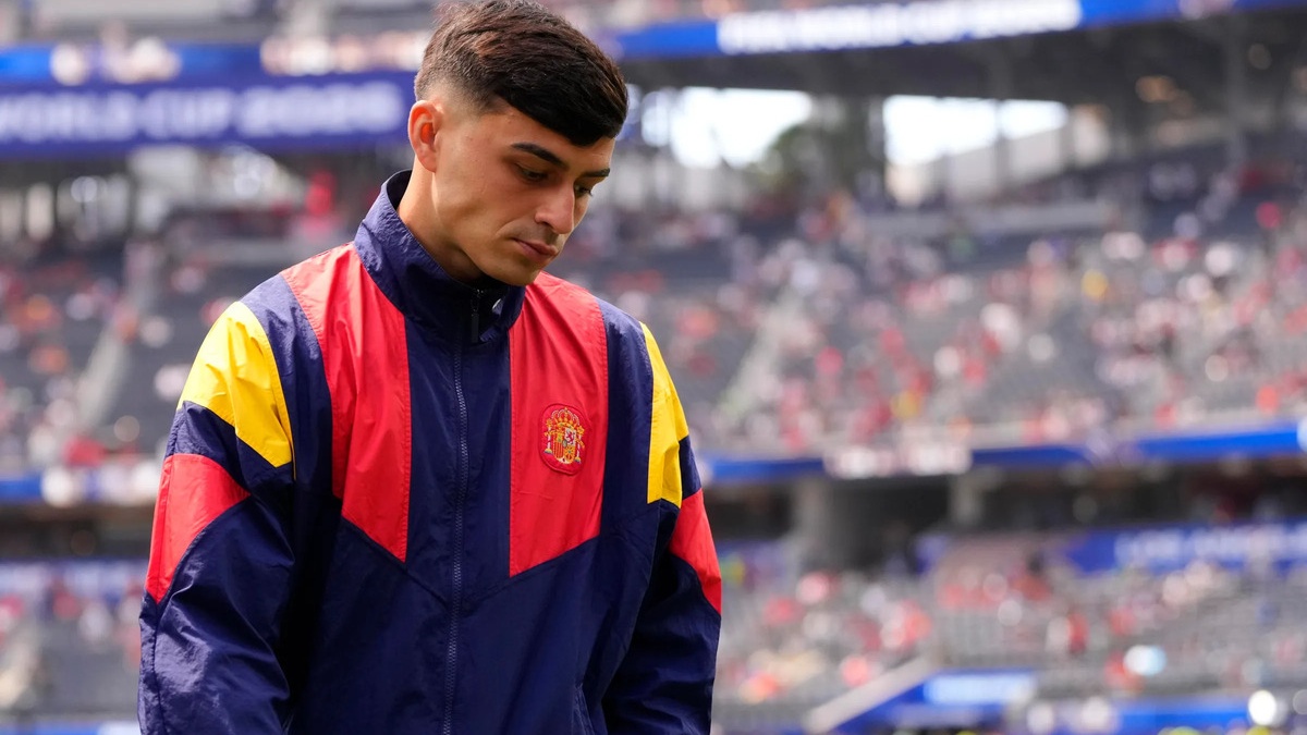 Pedri requests an urgent meeting with Flick and Deco, demanding an explanation for what is happening inside Barcelona.