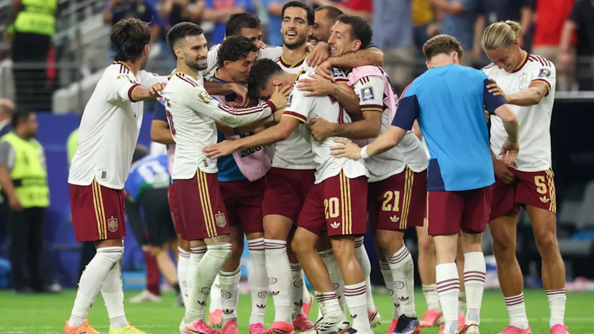 After his outstanding performances at the World Cup, Spain’s star has offered himself to Barcelona… and Hansi Flick’s decision will determine whether the long-awaited transfer goes through.
