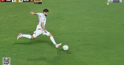 Watch the deceptive free kick taken by the Tunisian player against Uganda in the final seconds of the match.