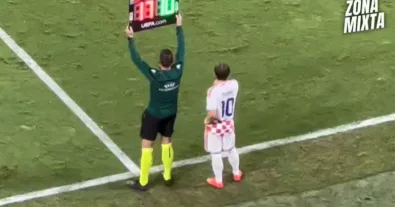 Historic moment: Luka Modrić receives an unexpected shock from the Spanish fans as he comes on as a substitute in Spain vs. Croatia in the UEFA Nations League!